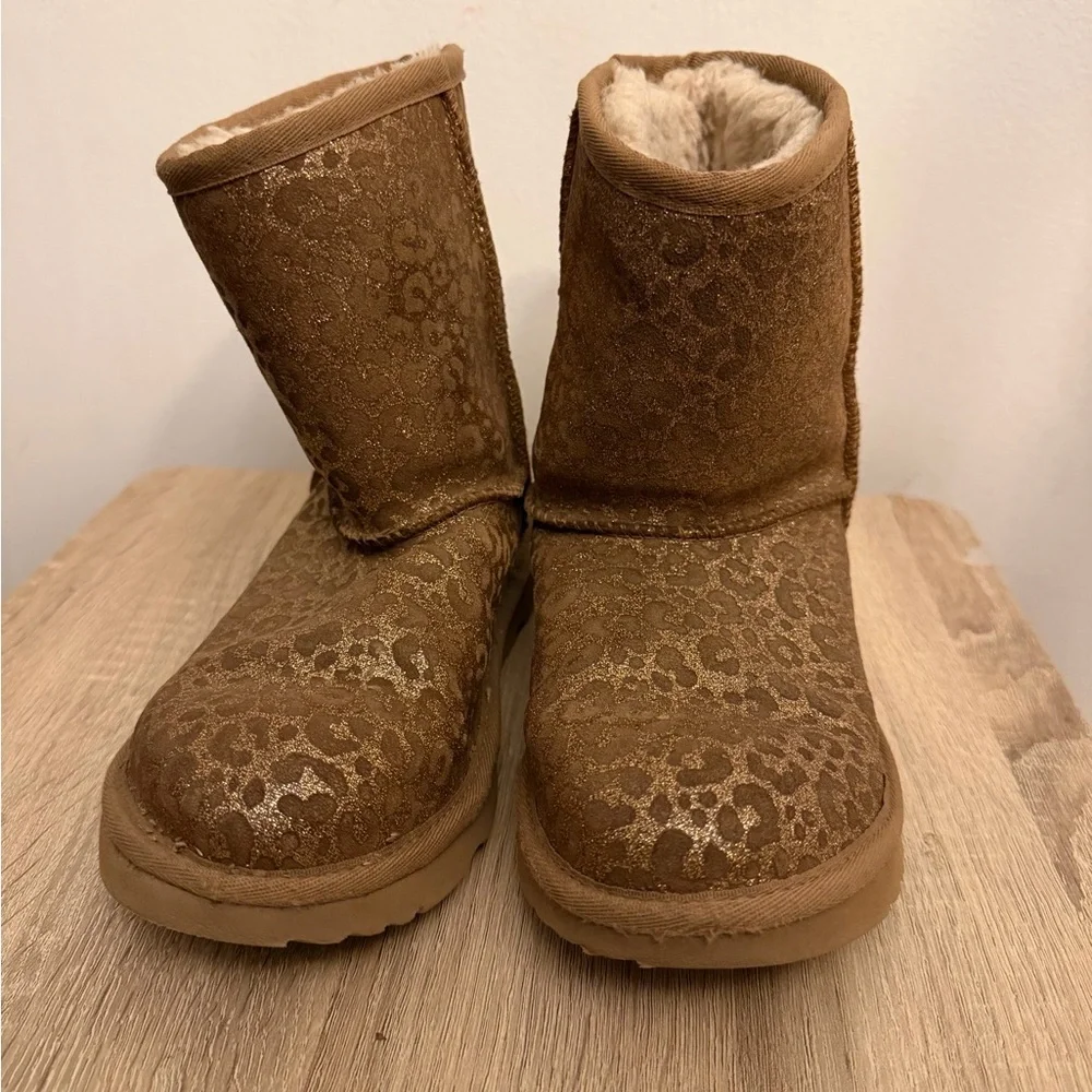 UGG Girls Classic Gold Glitter Leopard Print Boots Size 4